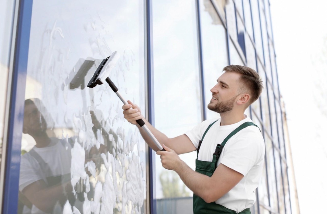 Professionelle Reinigung mit Reinigungsutensilien
